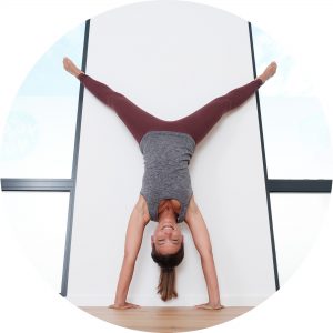 Yoga Handstand an der Wand, Umkehrhaltungen - Businessyoga